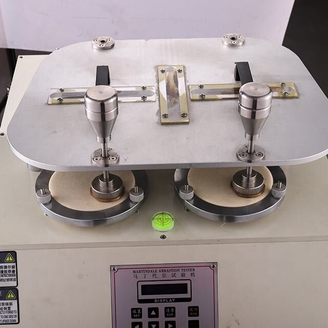 उच्च परिशुद्धता मार्टिंडेल घर्षण परीक्षक अंतर्राष्ट्रीय मानकों के अनुपालन के लिए 8 परीक्षण सिर के साथ
